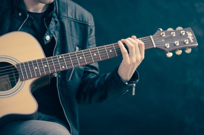 Tìm thầy giáo giỏi dạy guitar